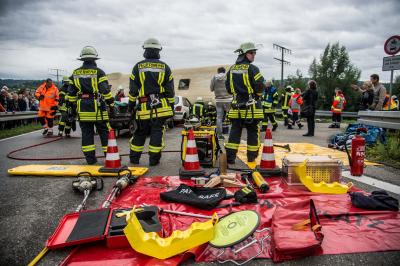 Schorndorf: Aerzte der Rems-Murr Kliniken und Feuerwehr erproben mSTaRT Triage System nach Busunfalluebung mit 24 Verletzten